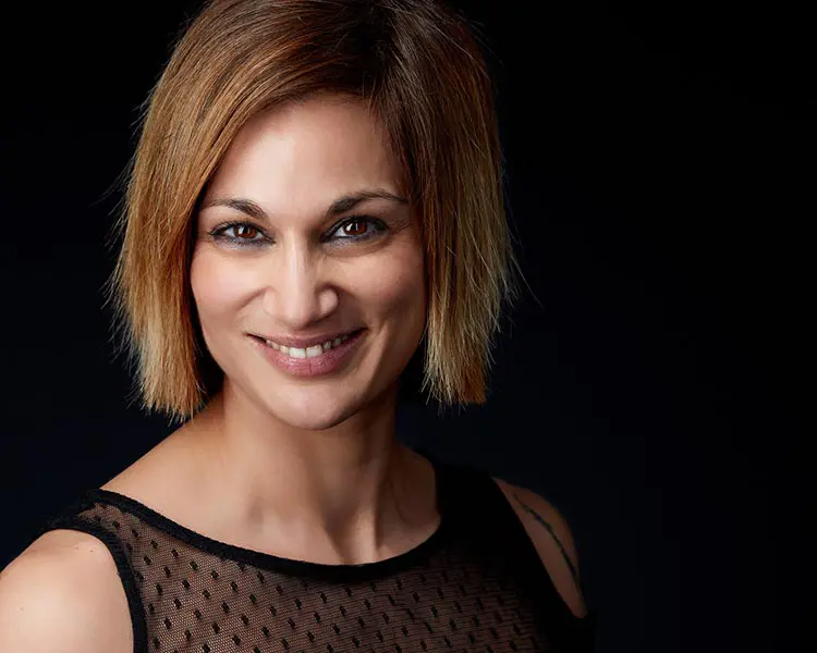 Portrait corporate femme sur fond noir