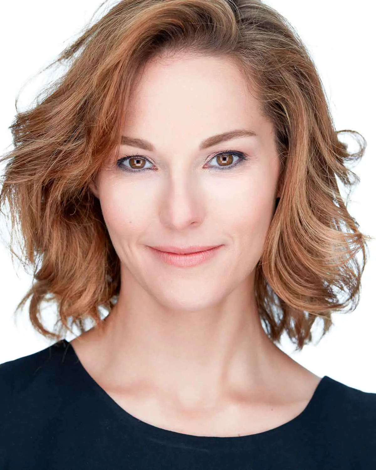 Portrait professionnel femme souriante sur fond clair