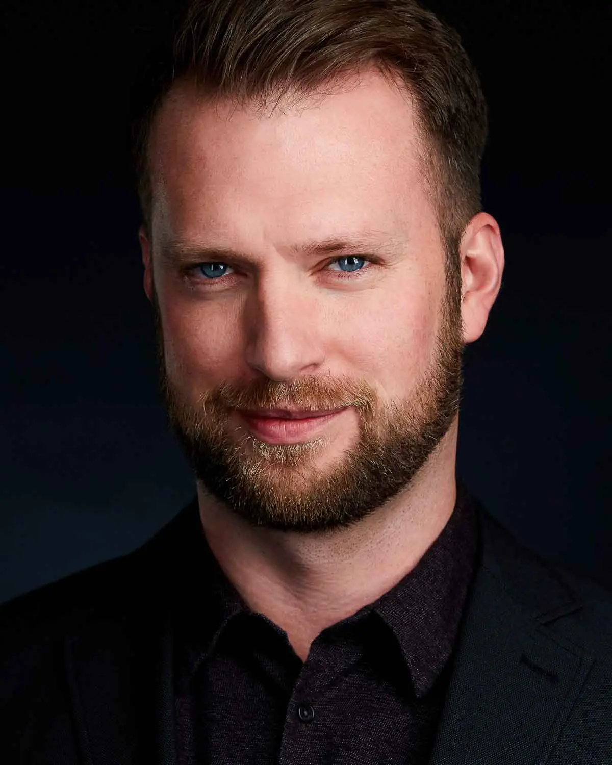 Portrait professionnel homme sur fond sombre