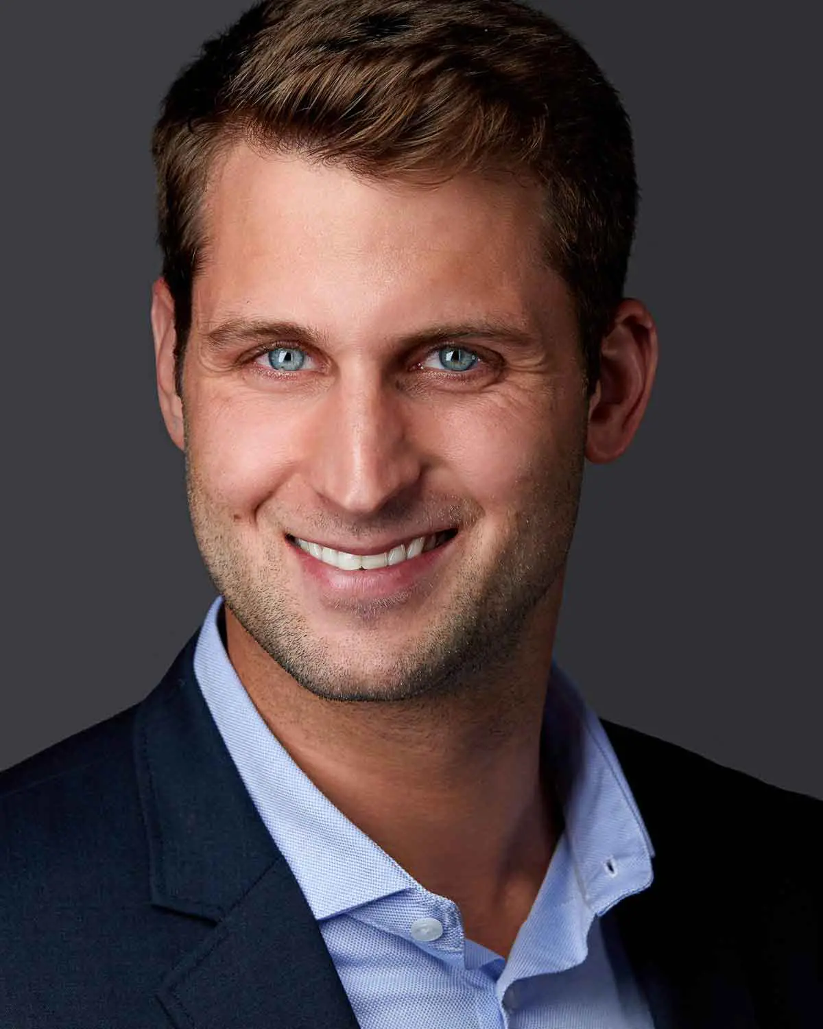 Portrait professionnel homme souriant sur fond clair