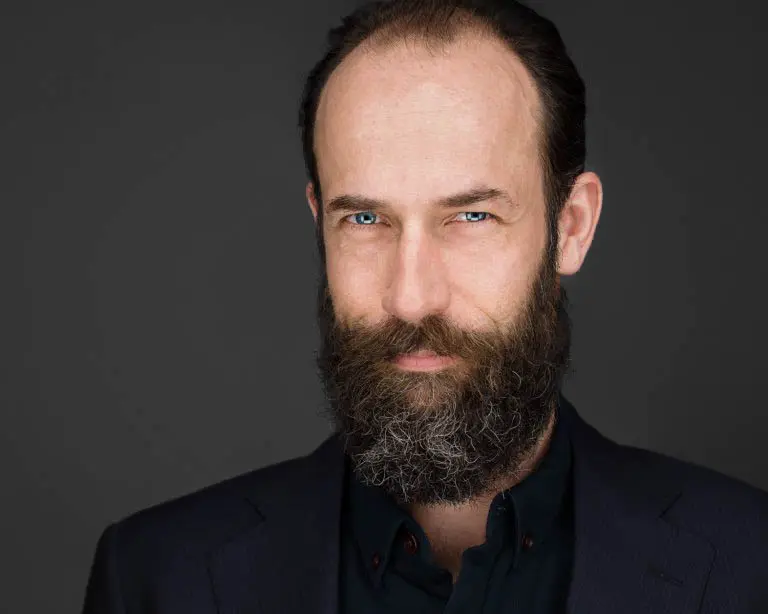 Portrait homme sur fond gris pour CV et LinkedIn