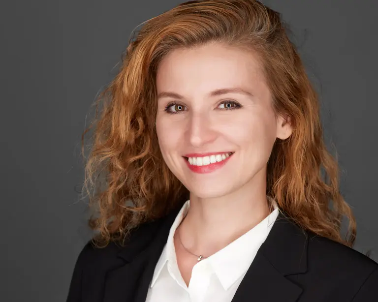 Portrait professionnel femme sur fond gris neutre