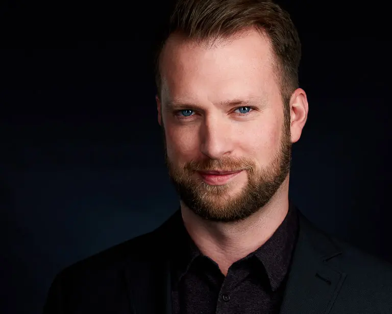 Portrait corporate homme sur fond noir