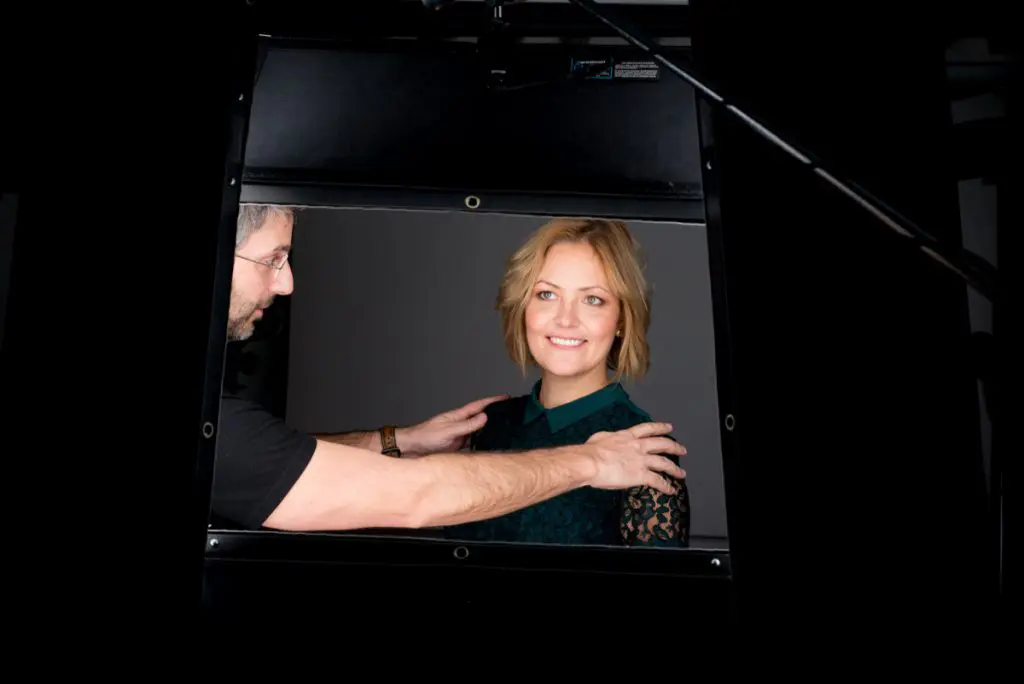 Mise à l'aise d'une cliente pendant la séance portrait